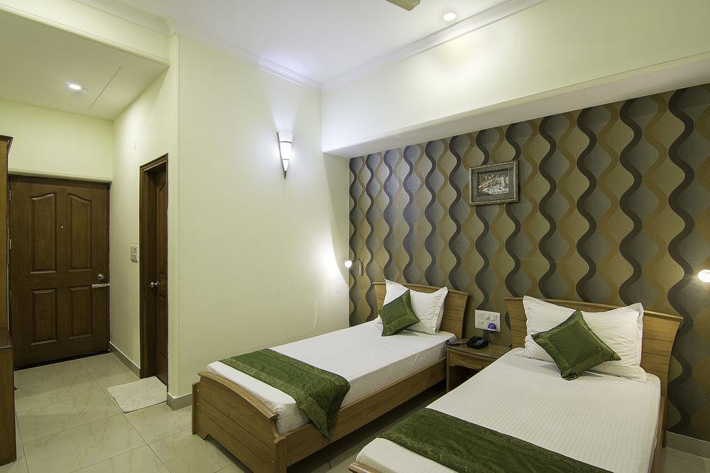 Treebo Palm Tree Palam Vihar Hotel Gurgaon Exterior foto