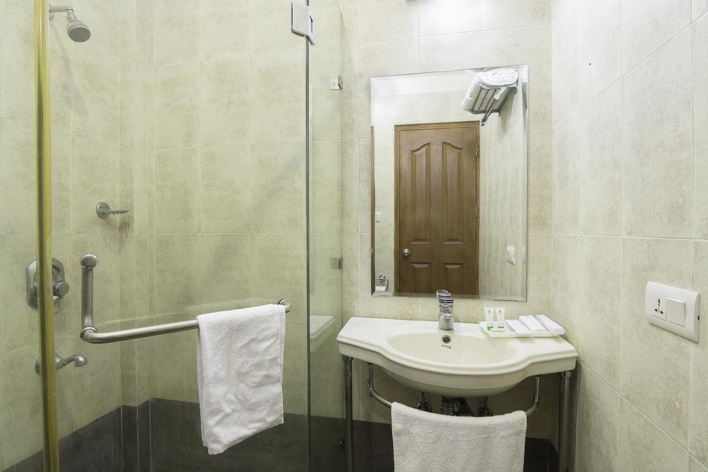Treebo Palm Tree Palam Vihar Hotel Gurgaon Exterior foto