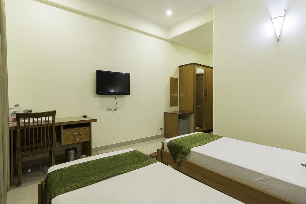 Treebo Palm Tree Palam Vihar Hotel Gurgaon Exterior foto