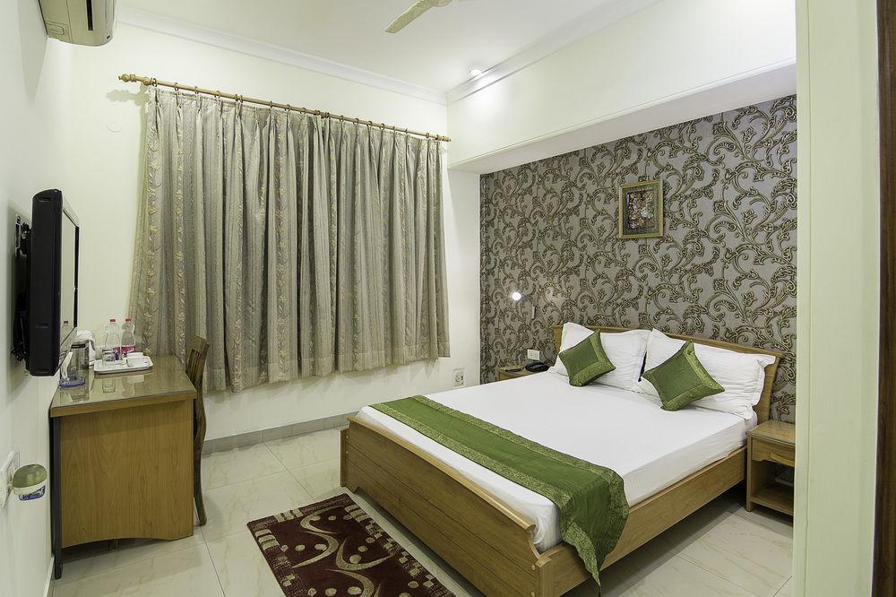 Treebo Palm Tree Palam Vihar Hotel Gurgaon Exterior foto