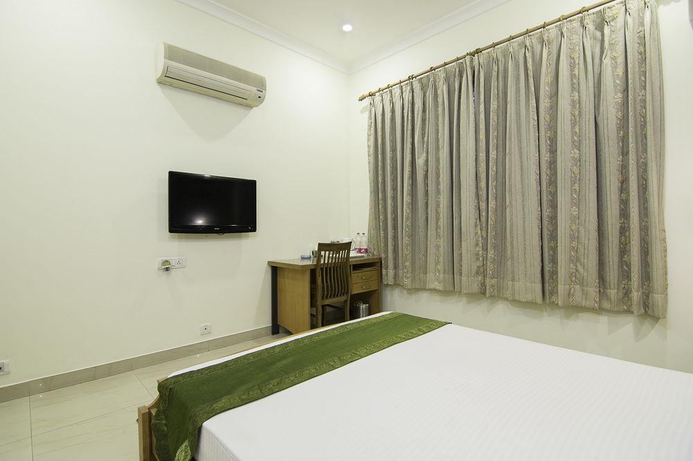 Treebo Palm Tree Palam Vihar Hotel Gurgaon Exterior foto