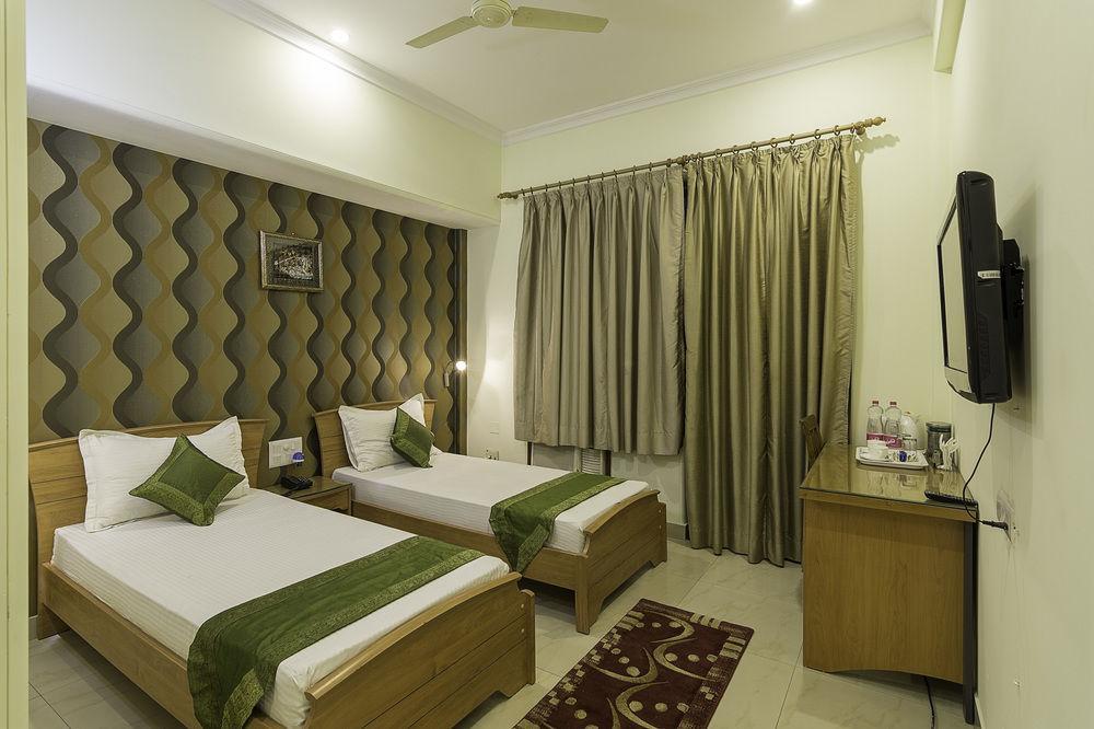 Treebo Palm Tree Palam Vihar Hotel Gurgaon Exterior foto