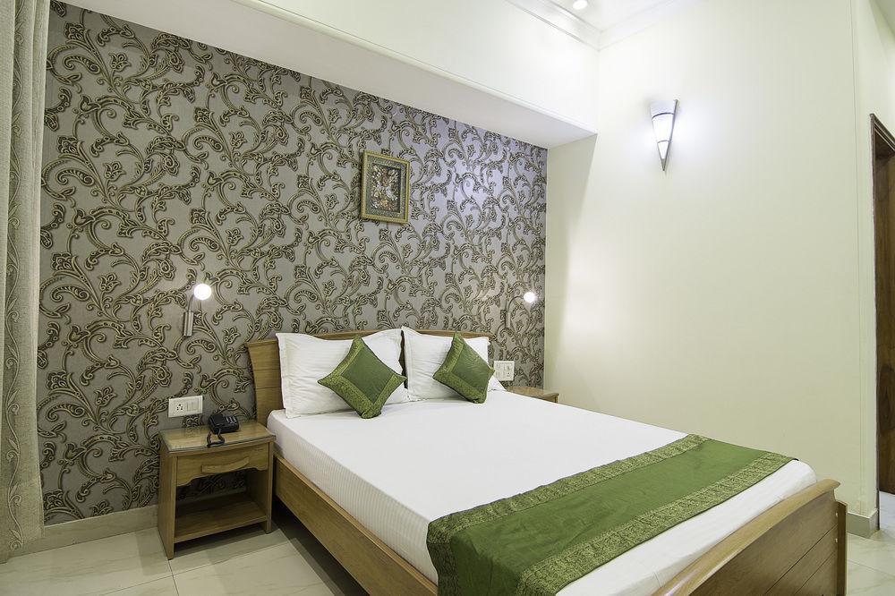 Treebo Palm Tree Palam Vihar Hotel Gurgaon Exterior foto