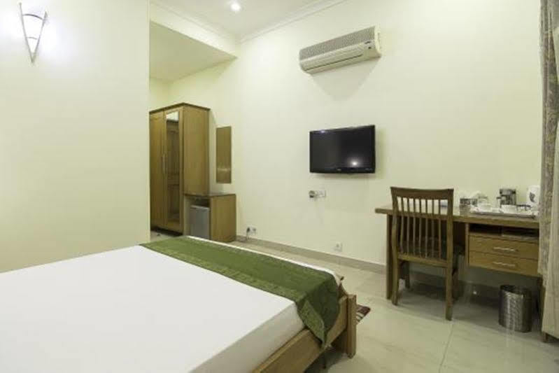 Treebo Palm Tree Palam Vihar Hotel Gurgaon Exterior foto